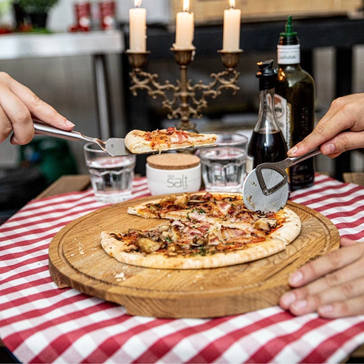 Boska Pizzaplank Friends L - BBQ Accessoires - Eikenhout - Handige Opvanggeul - Ø 34 Cm - Afbeelding 4