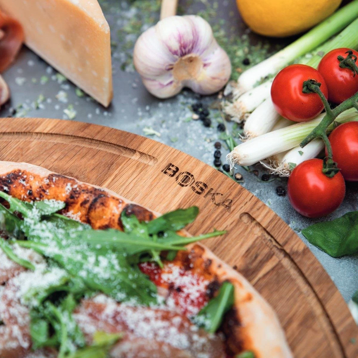 Boska Pizzaplank Friends L - BBQ Accessoires - Eikenhout - Handige Opvanggeul - Ø 34 Cm - Afbeelding 5