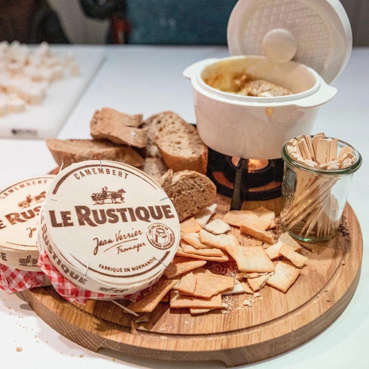 Boska Pizzaplank Friends L - BBQ Accessoires - Eikenhout - Handige Opvanggeul - Ø 34 Cm - Afbeelding 6