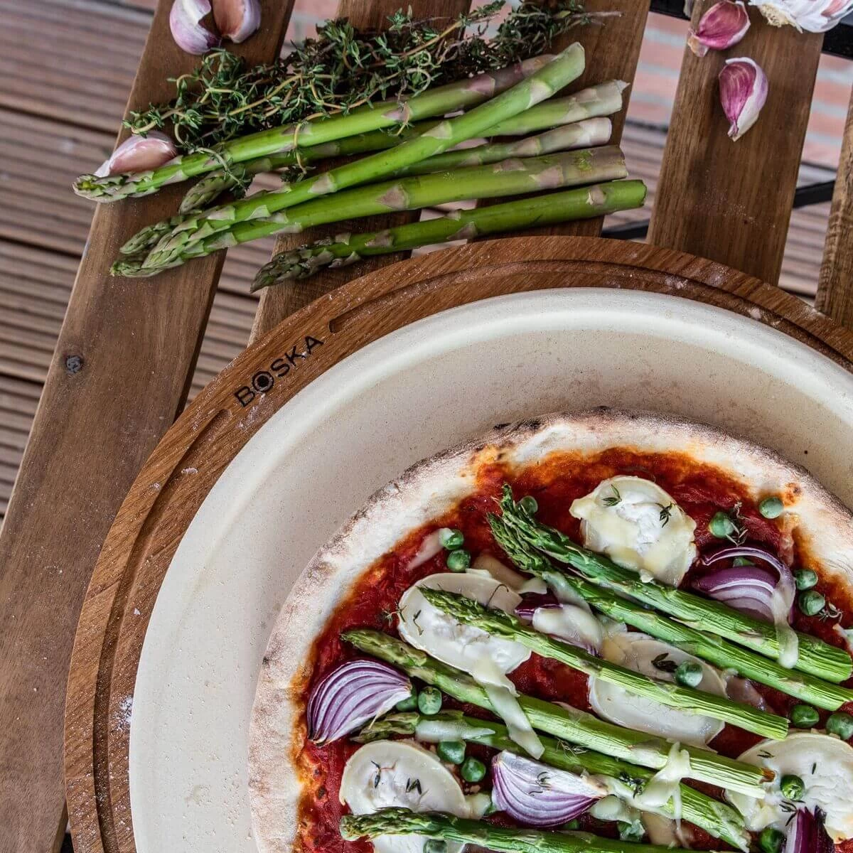 Boska Pizzaplank Friends L - BBQ Accessoires - Eikenhout - Handige Opvanggeul - Ø 34 Cm - Afbeelding 8