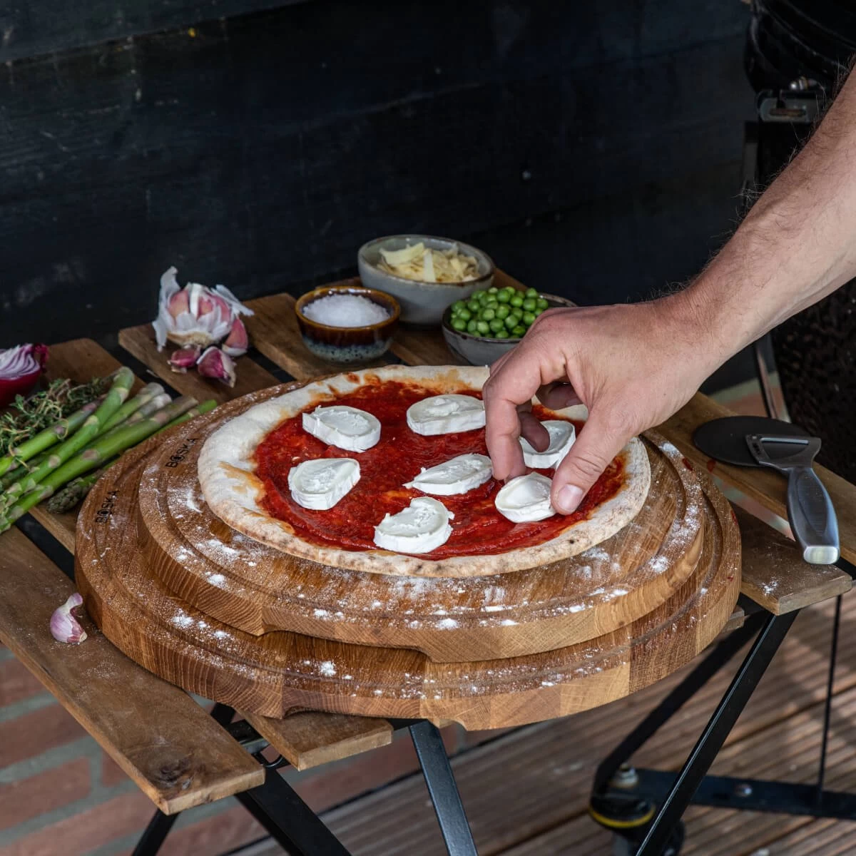 Boska Pizzaplank Friends L - BBQ Accessoires - Eikenhout - Handige Opvanggeul - Ø 34 Cm - Afbeelding 14